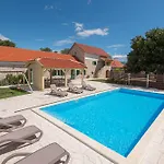 别墅 Rural Olive Krka- 4 Bedrooms, 3 Bathrooms, Private Pool, Park Krka 10 Min