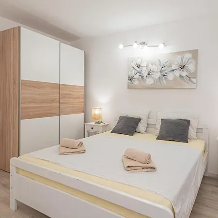 Villa Rural Olive Krka- 4 Bedrooms, 3 Bathrooms, Private Pool, Park Krka 10 Min
