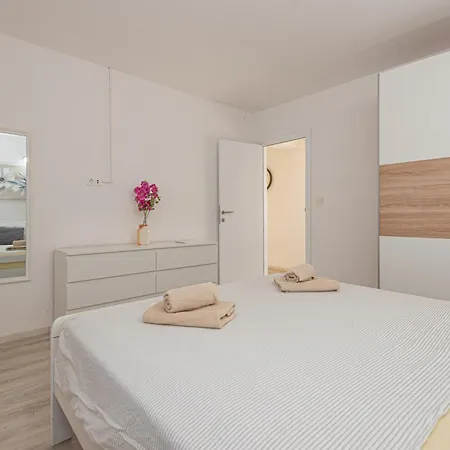 Rural Olive Krka- 4 Bedrooms, 3 Bathrooms, Private Pool, Park Krka 10 Min