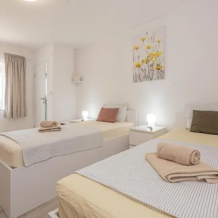 Rural Olive Krka- 4 Bedrooms, 3 Bathrooms, Private Pool, Park Krka 10 Min 别墅 Ljubotic