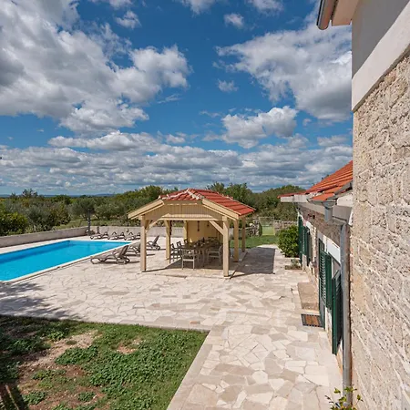 Villa Rural Olive Krka- 4 Bedrooms, 3 Bathrooms, Private Pool, Park Krka 10 Min *