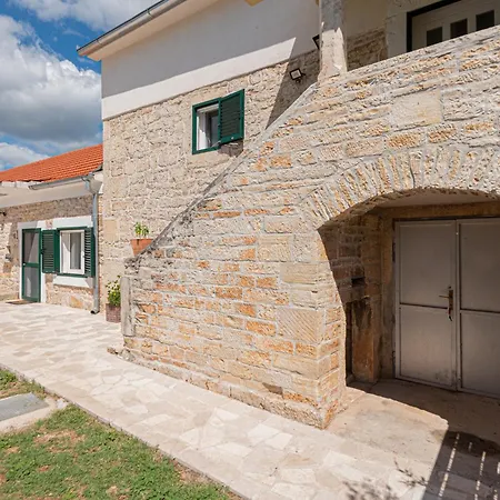 Rural Olive Krka- 4 Bedrooms, 3 Bathrooms, Private Pool, Park Krka 10 Min Ljubotic