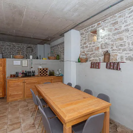 Villa Rural Olive Krka: Poolside Retreat Near Krka Park *