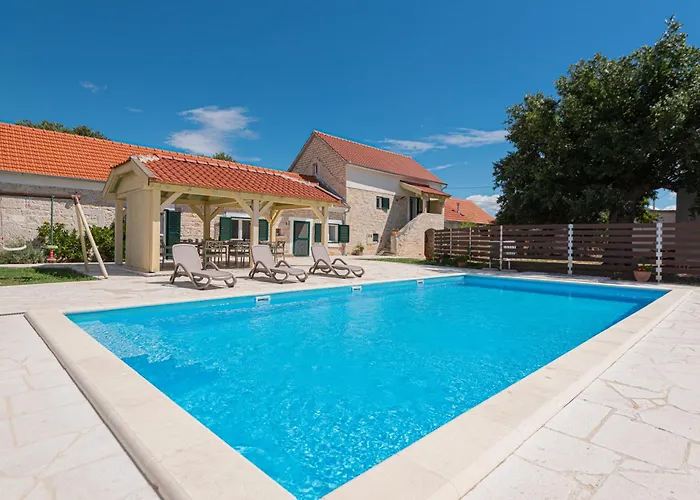 וילה Rural Olive Krka- 4 Bedrooms, 3 Bathrooms, Private Pool, Park Krka 10 Min *