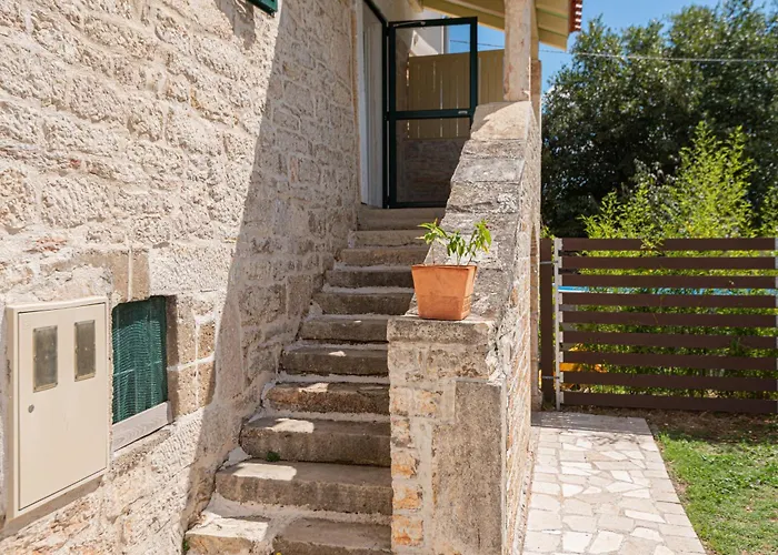 Rural Olive Krka- 4 Bedrooms, 3 Bathrooms, Private Pool, Park Krka 10 Min Ljubotic
