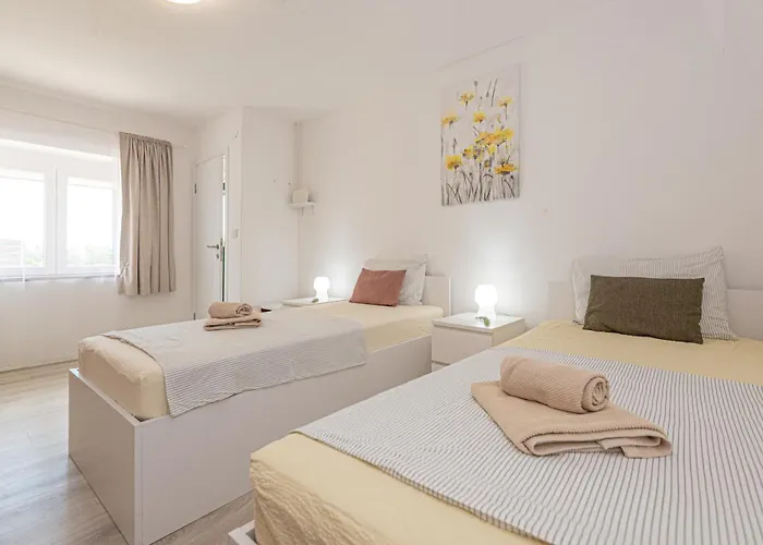 Rural Olive Krka- 4 Bedrooms, 3 Bathrooms, Private Pool, Park Krka 10 Min וילה Ljubotic