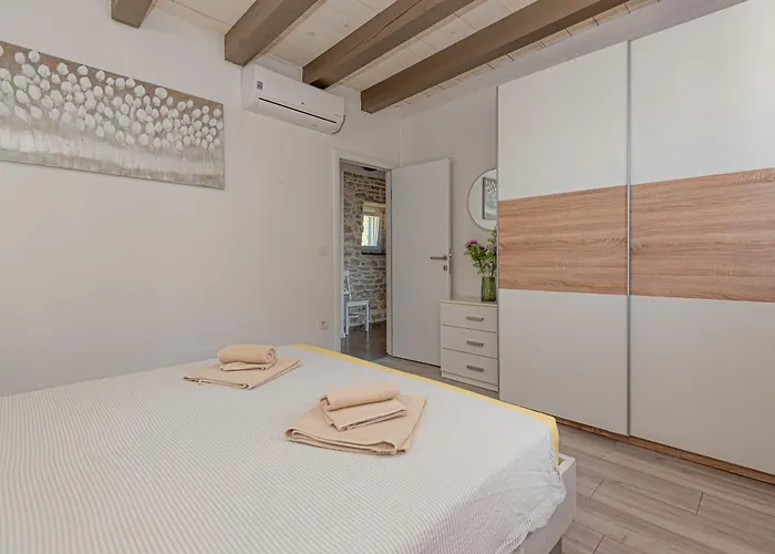 Rural Olive Krka- 4 Bedrooms, 3 Bathrooms, Private Pool, Park Krka 10 Min וילה