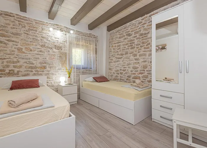 Rural Olive Krka- 4 Bedrooms, 3 Bathrooms, Private Pool, Park Krka 10 Min וילה