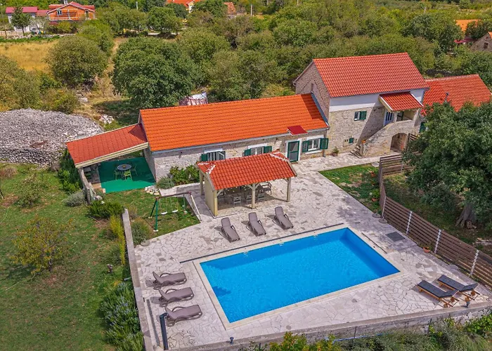 Rural Olive Krka- 4 Bedrooms, 3 Bathrooms, Private Pool, Park Krka 10 Min וילה *