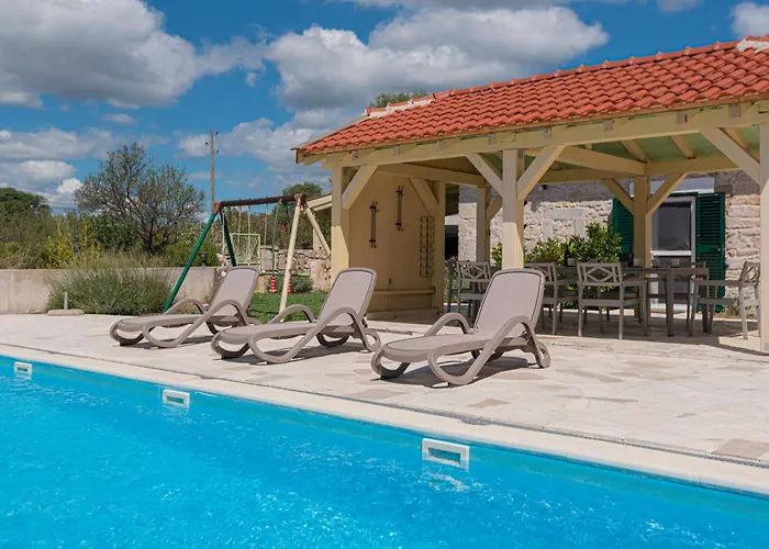 Rural Olive Krka- 4 Bedrooms, 3 Bathrooms, Private Pool, Park Krka 10 Min וילה *