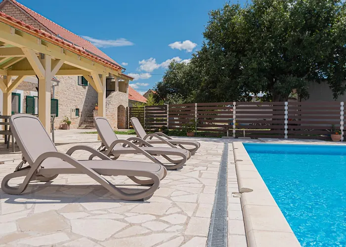 Rural Olive Krka- 4 Bedrooms, 3 Bathrooms, Private Pool, Park Krka 10 Min וילה