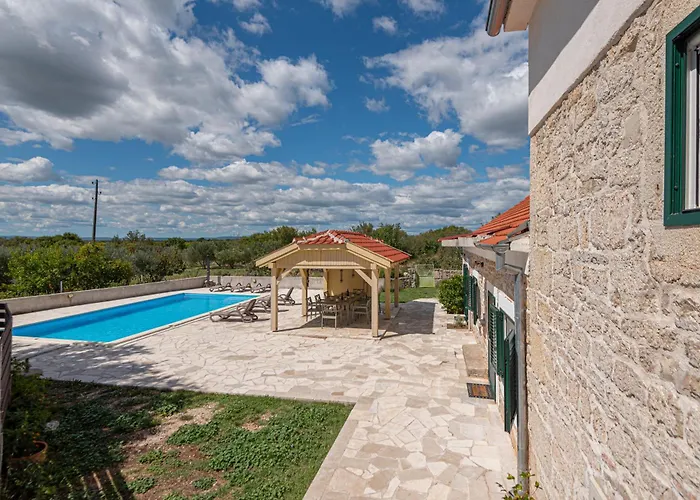 וילה Rural Olive Krka- 4 Bedrooms, 3 Bathrooms, Private Pool, Park Krka 10 Min *