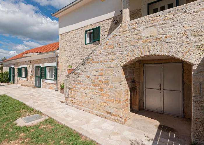 Rural Olive Krka- 4 Bedrooms, 3 Bathrooms, Private Pool, Park Krka 10 Min Ljubotic