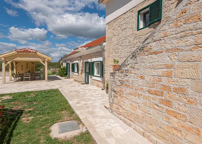 Rural Olive Krka- 4 Bedrooms, 3 Bathrooms, Private Pool, Park Krka 10 Min וילה